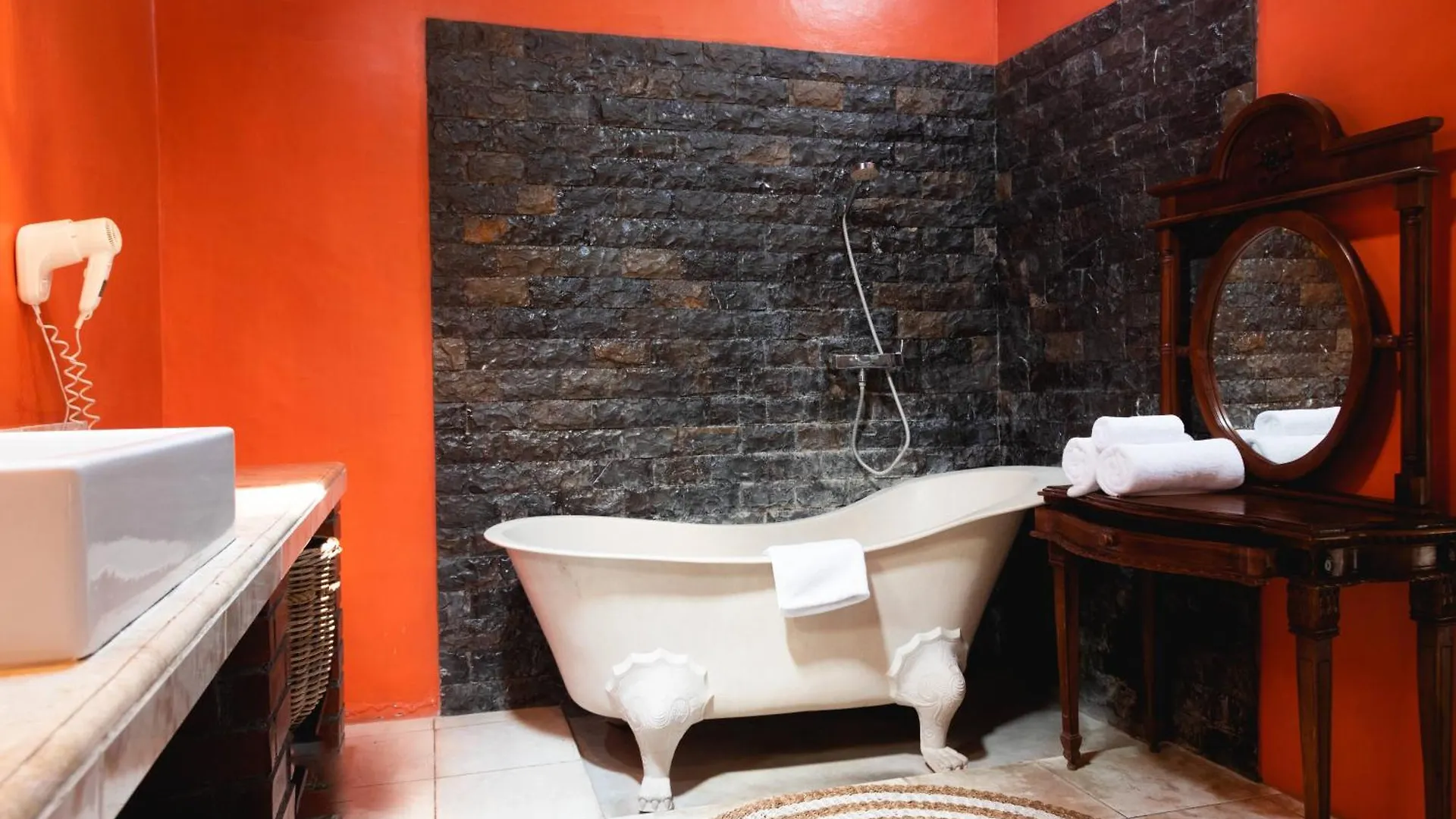 Ocean Star Villa Five Near The Kudeta Beach Indonesia