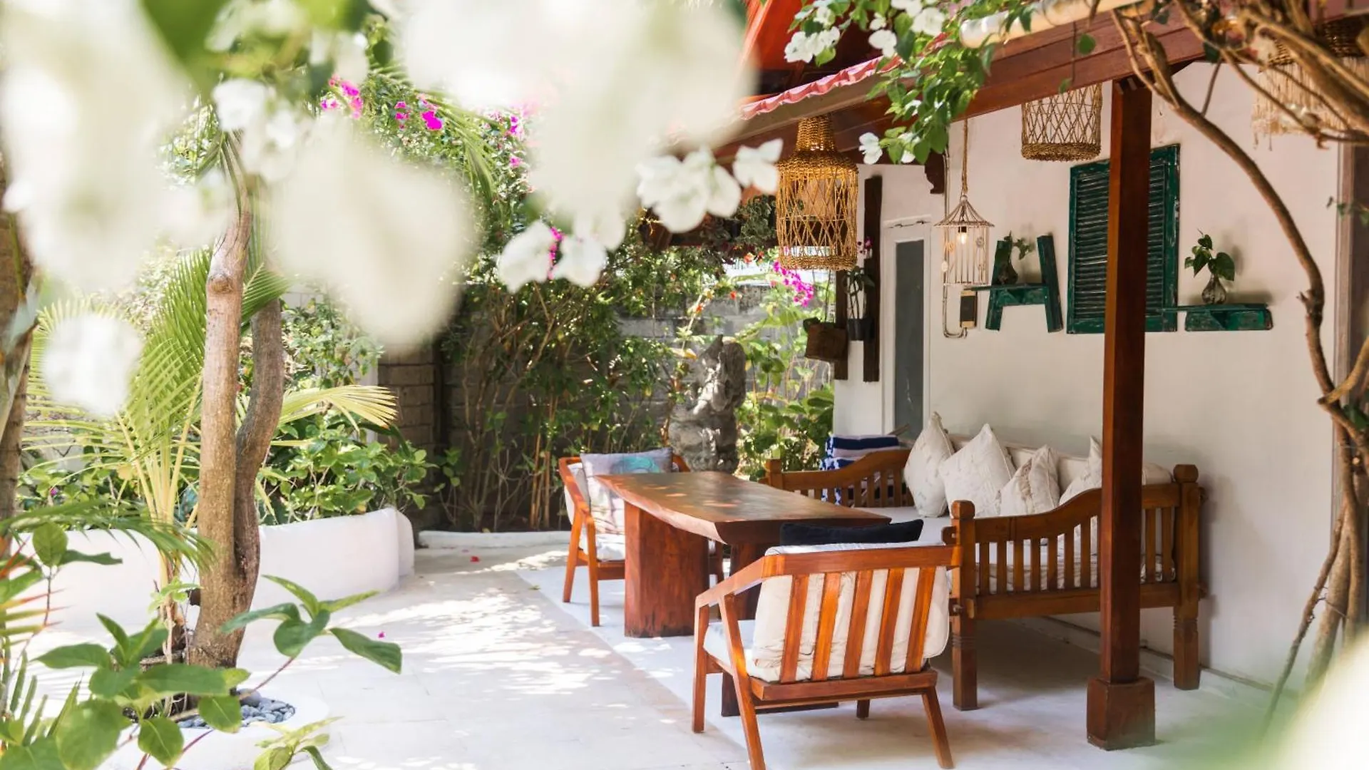 Ocean Star Villa Five Near The Kudeta Beach Indonesia